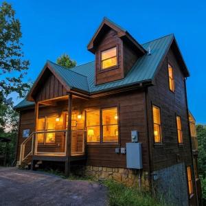 Private Wood Cabin - Scenic, Hot Tub, Pool Table, Family Fun, EV