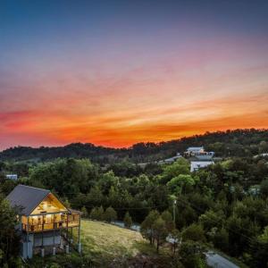 TN Whiskey Cabin- Lake and Mtn Views- Covered Deck- Game Room- Pool Table- BBQ- Pets & Hot Tub