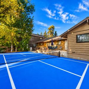 Wanderlust Lodge - Hot Tub, Pickle Ball, Foosball, Ping Pong, Walk to Lake & Village