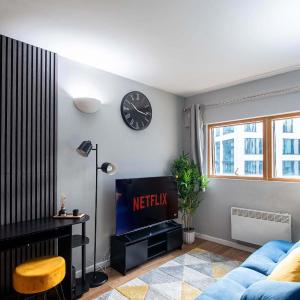 Leeds Train Station 2 bed Apartment City View