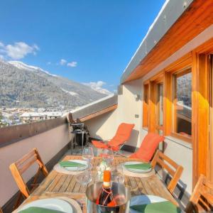 Sunny Penthouse with Mountain View - Happy Rentals