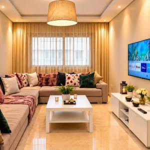 Top-Floor 3BR Apartment in Maarif, City View, AC & Private Parking