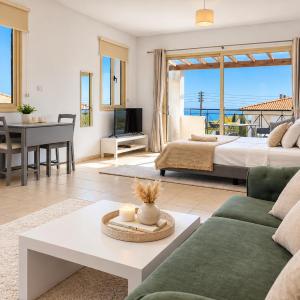 Sea View Studio in Peyia, Pool, Balcony & Free Parking