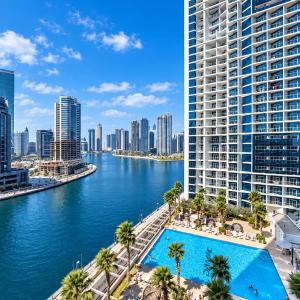 Vogue Vacation Homes, Business Bay Damac Maison Prive near Burj Khalifa and Dubai Mall, Studio Apartment with Balcony, Canal and City view, Access to all Amenities