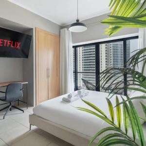 Chic JLT Studio Lake View Pool & Metro Access