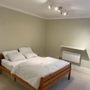 Lovely 1 Bedroom with Patio - 10 mins from Hyde Park