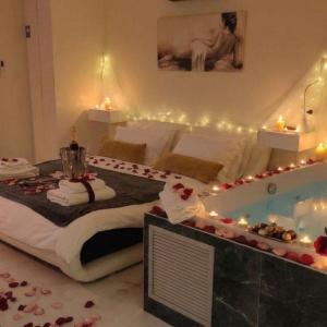 Private Suite Jacuzzi near Acropolis & 2 min to metro