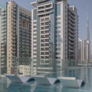 AWS Holiday Homes - Luxury Living besides Canal