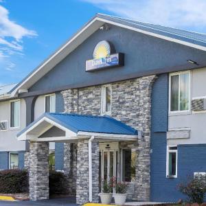 Days Inn by Wyndham Savannah Gateway I-95