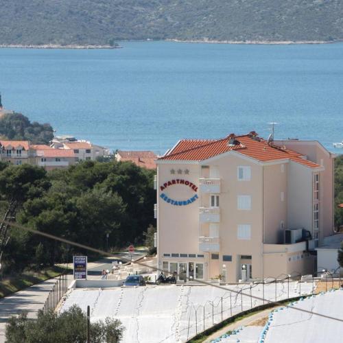 Apartments and rooms with parking space Seget Vranjica, Trogir - 3079