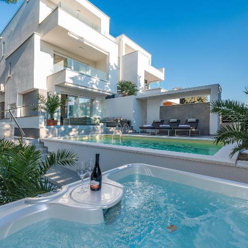 Luxury apartment SUNSET with pool and jacuzzi