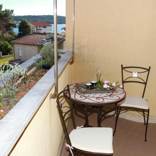 Apartment with one bedroom in Okrug Gornji with enclosed garden and WiFi 60 m from the beach