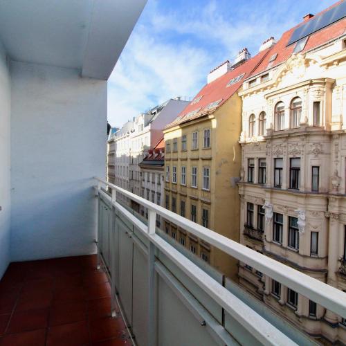 Balcony Apartment - Next to Opera