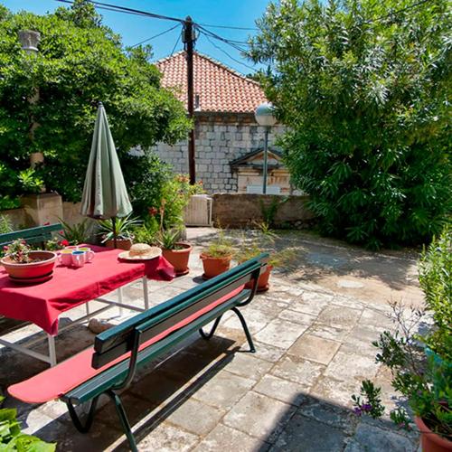 Apartment Gradac with garden next to beach and Old Town