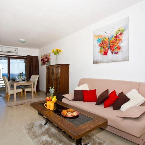 Comfort apt w balcony near beach Marjan and center