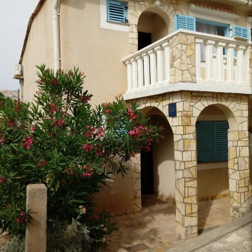 Apartment Frani 1 (Pag, Croatia, 2+2, free parking)