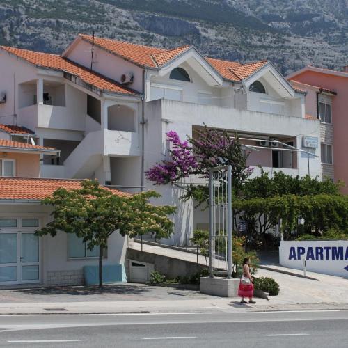 Apartments with a parking space Makarska - 6693