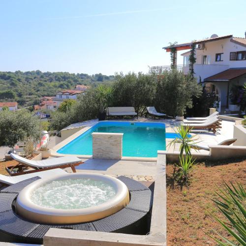 Family friendly apartments with a swimming pool Okrug Gornji, Ciovo - 16608