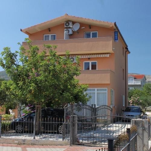 Apartments for families with children Kastel Stafilic, Kastela - 9211