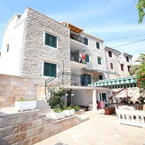 Apartments by the sea Bol, Brac - 13413