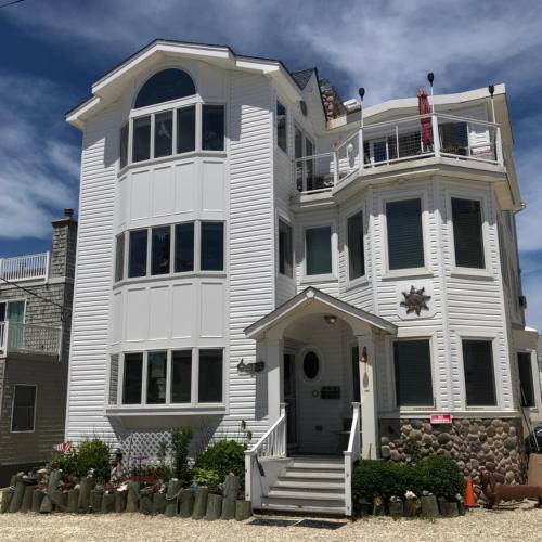 Beach House Retreats 6-just 30 Steps from the Beach with Rooftop Hot Tub and Gourmet Kitchen