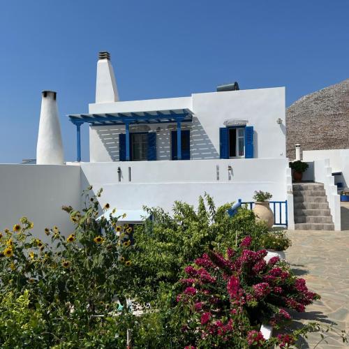 Cycladic house in rural surrounding 2