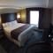 Aashram Hotel by Niagara River - Niagara Falls