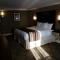 Aashram Hotel by Niagara River - Niagara Falls