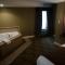Aashram Hotel by Niagara River - Niagara Falls