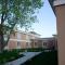 Aashram Hotel by Niagara River - Niagara Falls