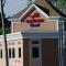 Aashram Hotel by Niagara River - Niagara Falls