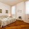 Very central apartment in historical 1600 Palace with lift within a few min walk from San Marco Square