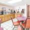 Super 8 by Wyndham Clinton