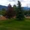 Invermere Luxury 4 Bedroom Mountain Lake View Home - Sleeps 8, 2 decks, Huge Yard, Walk to Town -Beach, Tennis, Golf at 12 Courses - Hot Springs Close By!! - إنفيرمير