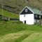 Foto: Idyllic house near river and ocean