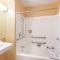 Days Inn & Suites by Wyndham Youngstown / Girard Ohio