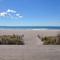 Ocean View Beach Escape - Top Floor Apartments, Mt Maunganui Base - 芒格努伊山