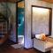 Baan Banyan Villa, wood house short walk to Mae Nam beach