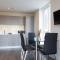 Contemporary & Homely Penthouse, 2 mins walk from Cambridge Station, lift access, secured gated on-site parking, self check-in, SUPER Fast WIFI, Terrace & Sleeps 6 - Cambridge