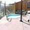 Foto: Fenwick Vacation Rentals Spacious Mountain 2 Bedroom with Hot tub 18/19