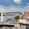 Riverside flat with King Castle view