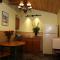 The Woods Hotel - Gay LGBTQ Cabins - Guerneville