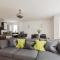 Stunning Contemporary Apartment - Free Parking - 5 Minute Walk To The Beach - Great Location - Fast WiFi - Smart TV With Netflix Included - Perfect For Short and Long Stays - Bournemouth