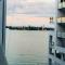 Foto: Large 1BR Apartment at the Waterfront 3/32