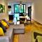 Foto: Chic Jungle 2 BR Condo by Happy Address 4/26