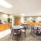 Super 8 by Wyndham Iola KS