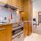 Stylish Central City Apartment with Pool and Gym