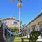 Beachcomber Lodge & Backpacker