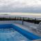 Linda cobertura frente mar com piscina privativa e pé na areia!