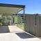 Foto: 18 on Rayner - swish apartment Myrtleford 2/13